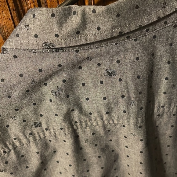 T-shirt penguin size large in very nice condition. No rips no holes no stains. - Picture 4 of 5